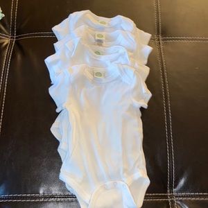 Newborn bundle ( white onesies )